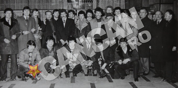 Dupa calificarea in semifinalele CCE, jucatorii lui Dinamo au fost asteptati pe aeroport de mai marii partidului. Din delegatie a facut parte si Postelnicu