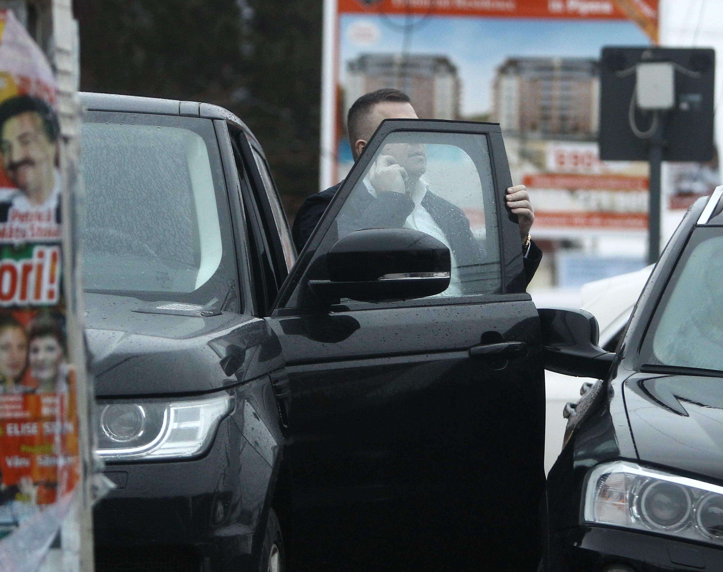 Siman coboara din masina si isi asteapta copiii