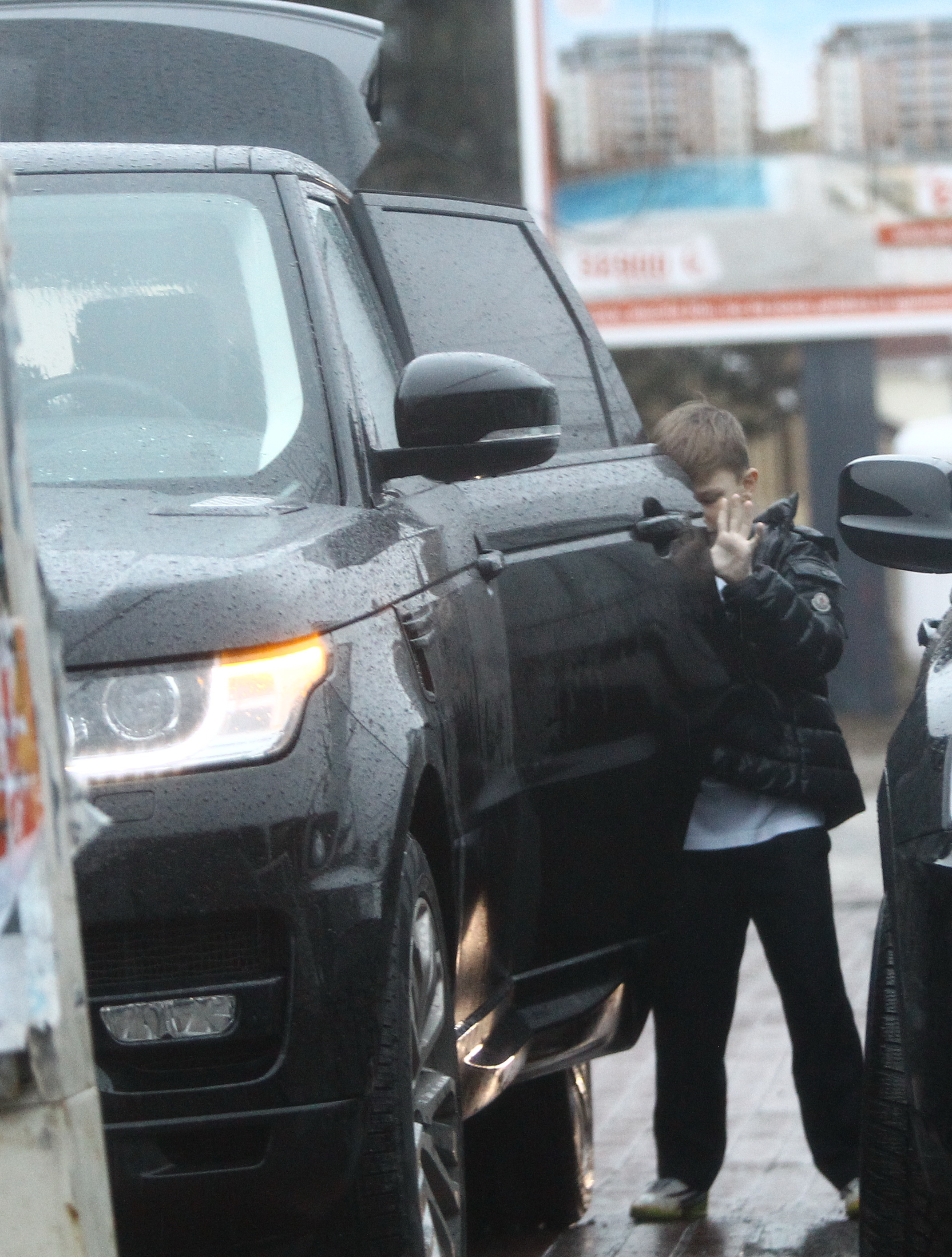 Unul dintre baietii lui Vasile Siman au ajuns la masina si s-a urcat grabit pe locul din spate