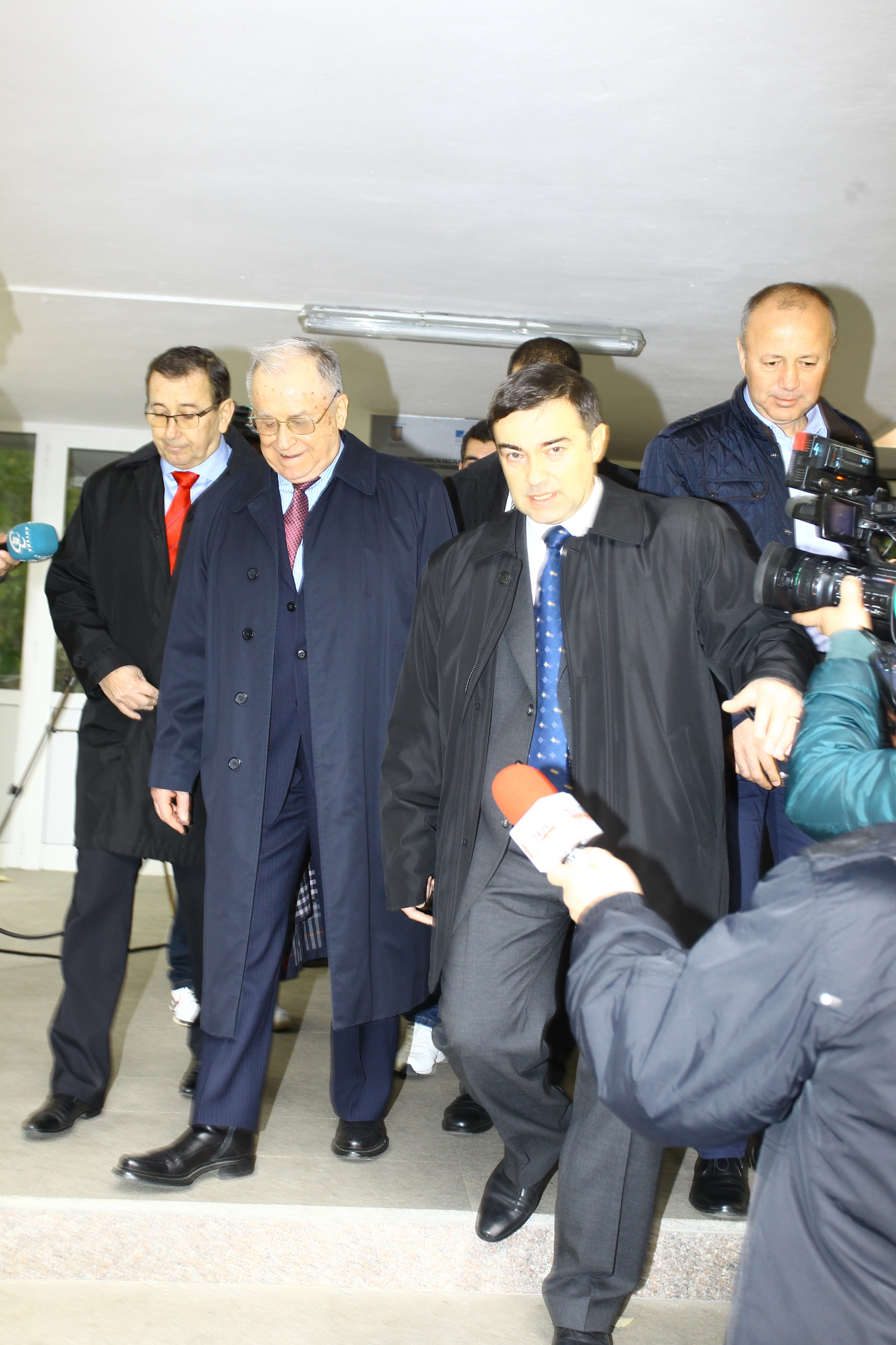 In noiembrie, Ion Iliescu s-a prezentat singur la urne, fara sotia sa