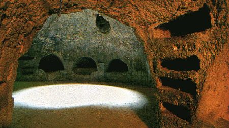 Soarele este rareori vazut in catacombe