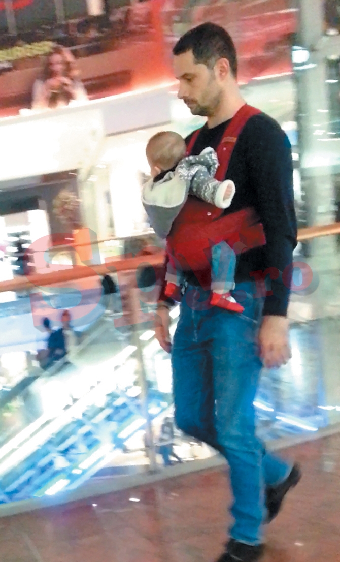 Stefan Lungu si-a scos fetita de 6 luni, la plimbare in marsupiu