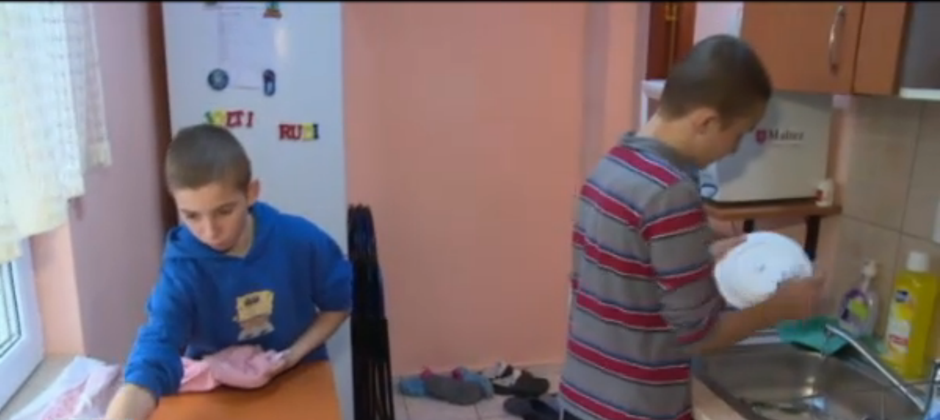 Baietii ramasi orfani au invatat sa gateasca si sa faca ordine in toata casa