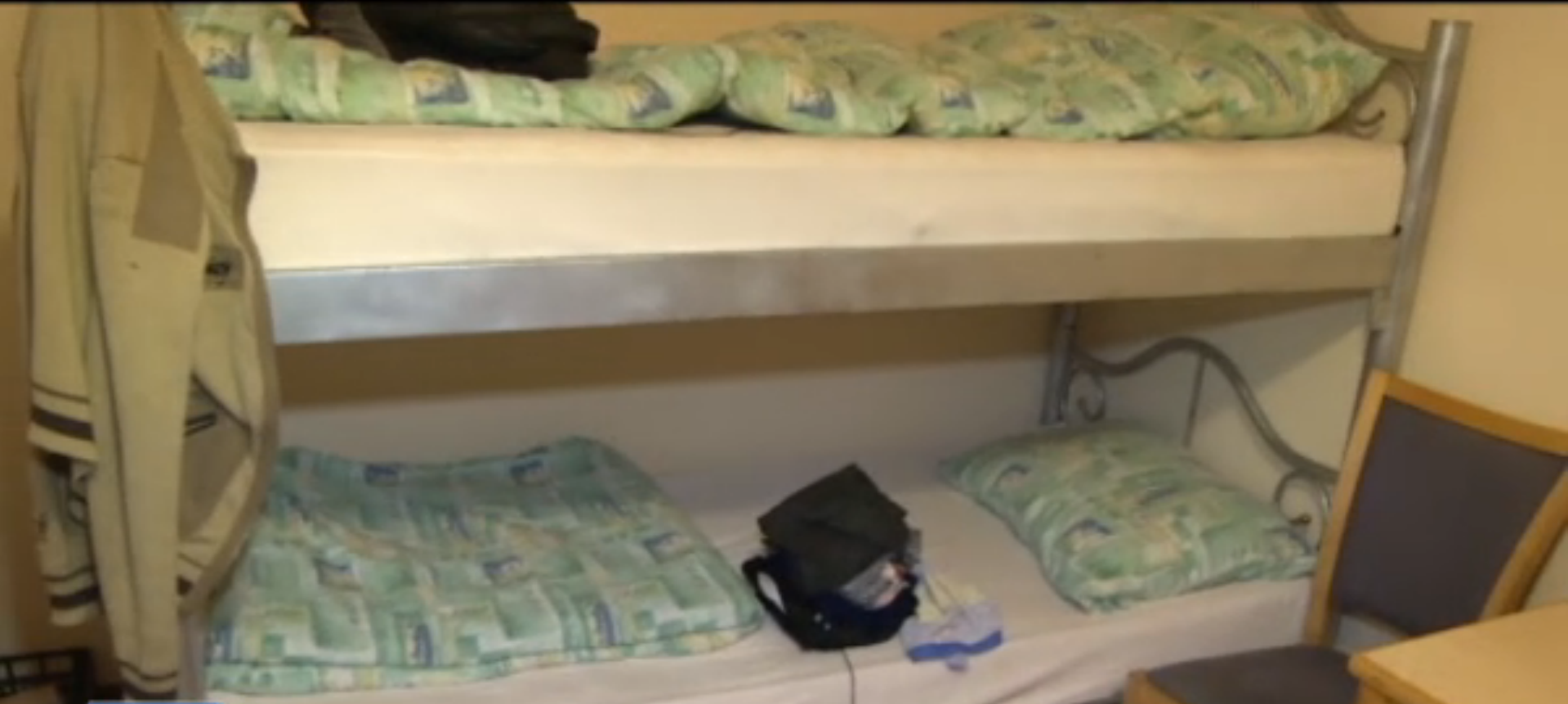 Cei trei frati locuiesc intr-o singura camera