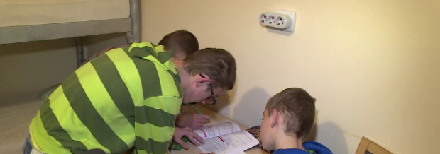 Jsolt isi ajuta fratii mai mici la lectii(foto:Stirile Pro TV)