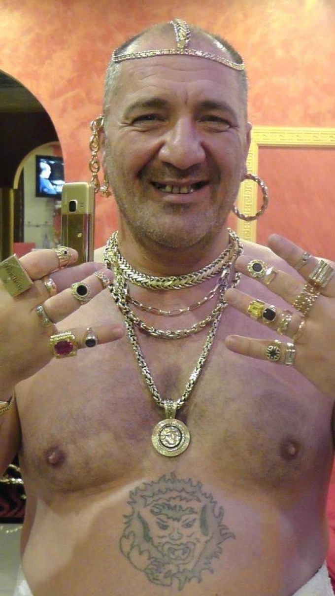 Nelson se lauda cu opulenta pe internet