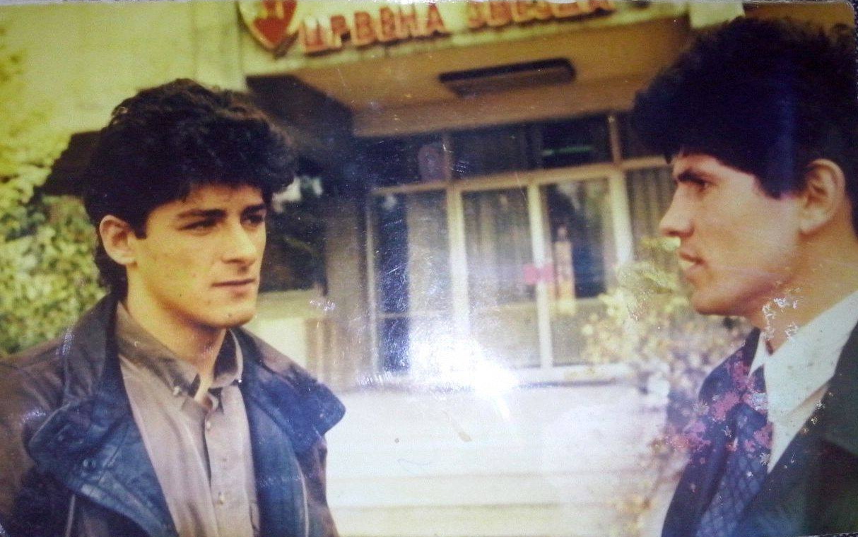 Belodedici si Ogica, intr-un cadru care atesta ca cei doi s-au vazut la Belgrad. In spate se vede sediul clubului Steaua Rosie, formatie la care