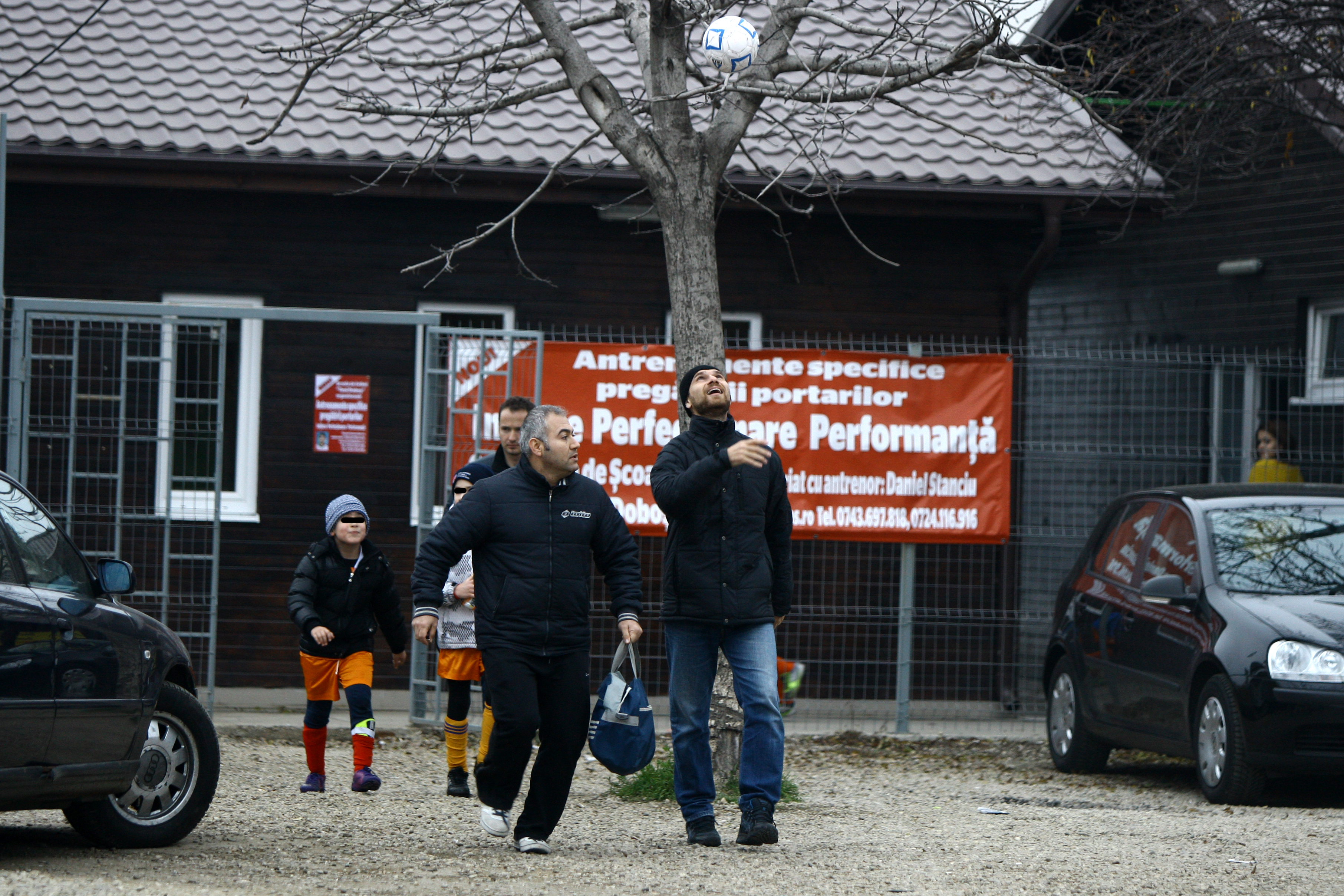 Paparazzii CANCAN.ro l-au surprins pe Alexandru Tudor dupa ce a iesit de la un meci al fiului sau