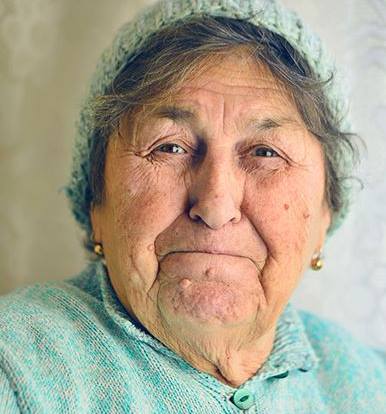 Tanti Mita croseteaza botosi