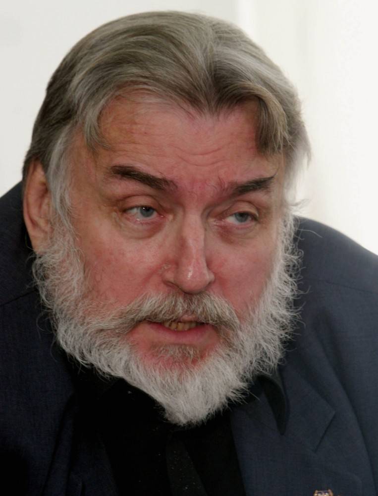 Adrian Paunescu a avut o sora vitrega, care sufera de schizofrenie si sindrom down