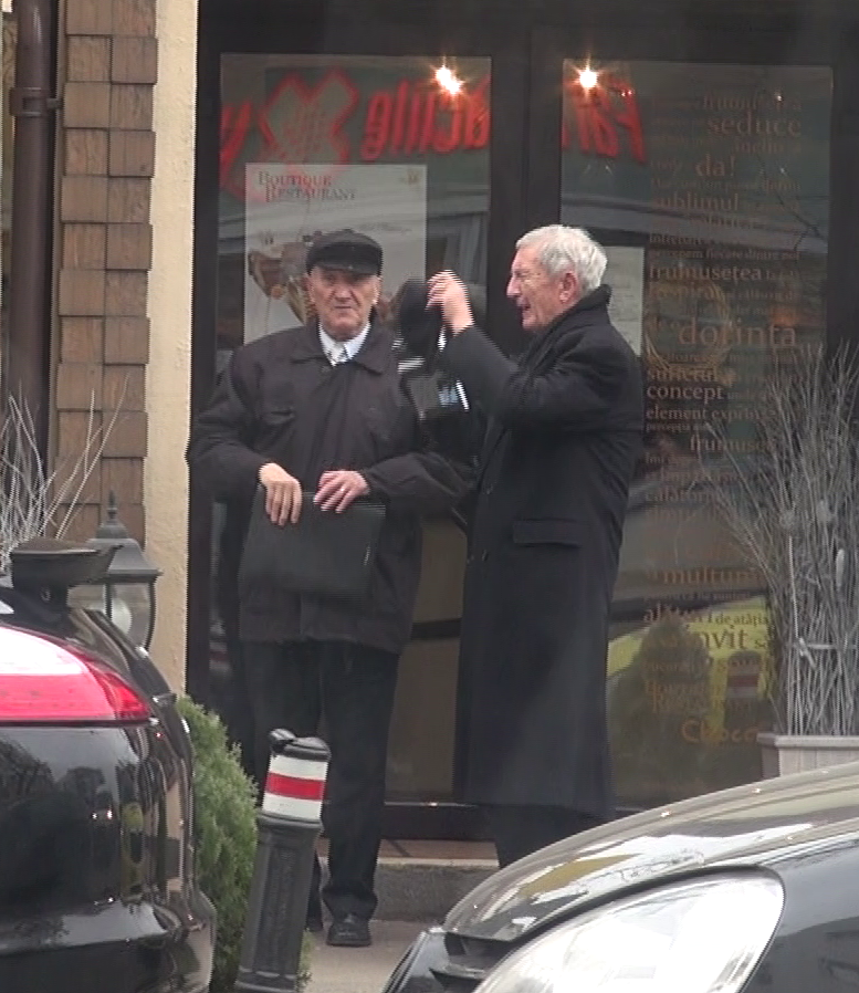 Stanculescu si prietenul lui au iesit din cafenea si si-au continuat discutia la o plimbare
