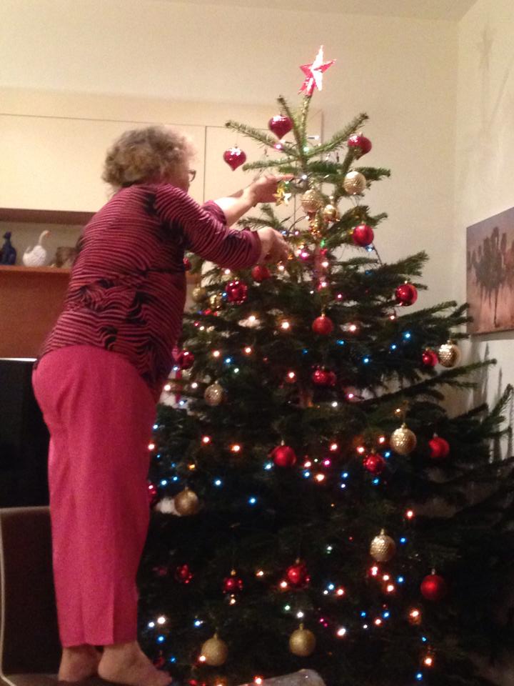 Mama cantaretei a impodobit bradul (foto:facebook)