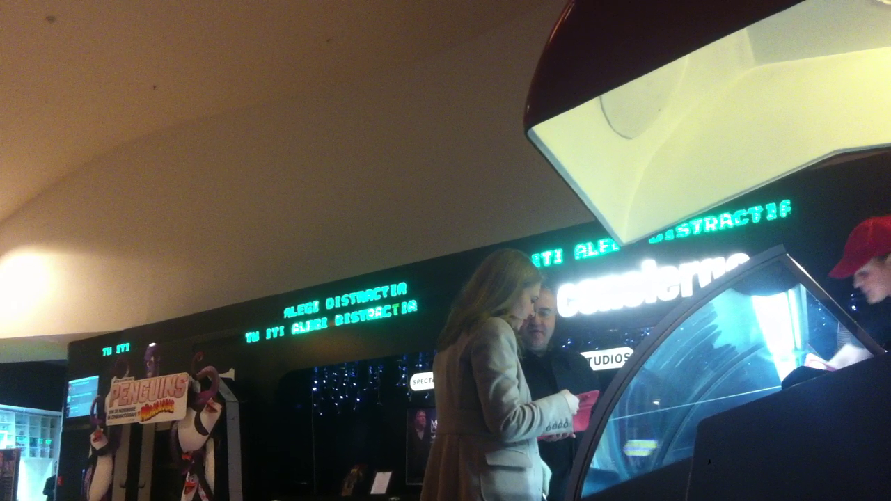 Cristina este cea care isi plateste inghetata