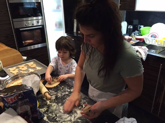 Sotia si fiul jurnalistului au facut turta dulce