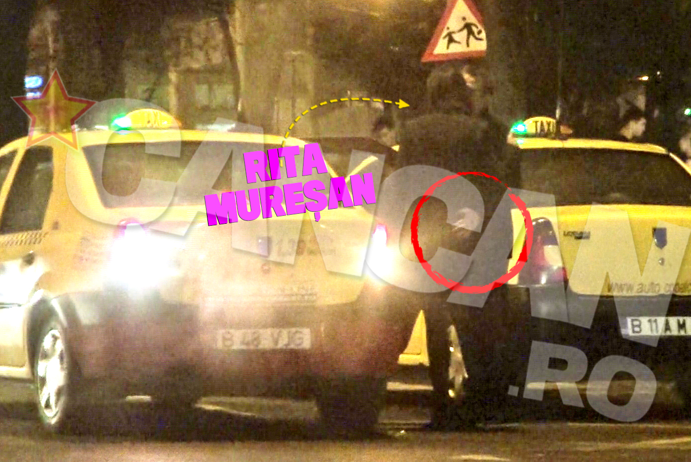 Barbatul ii pune mana pe fund creatoarei de moda