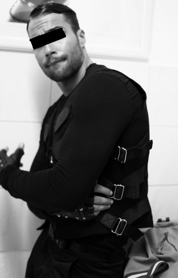 Angajatul de la Antidrog pozeaza scandalos