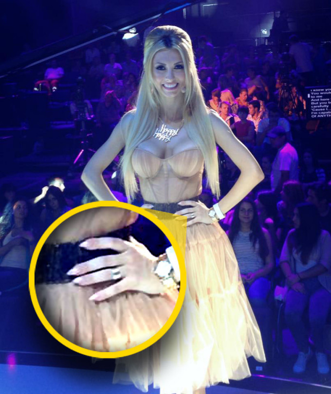 Cantareata a fost pozata cu verigheta pe deget