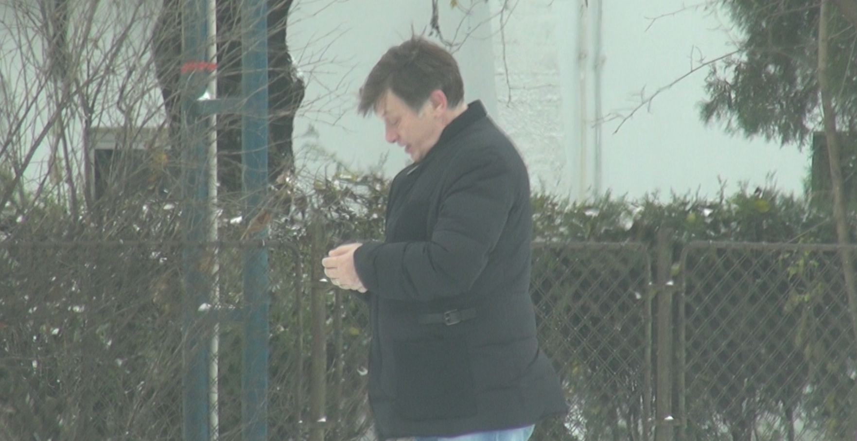 Antonescu se uita nedumerit la telefon