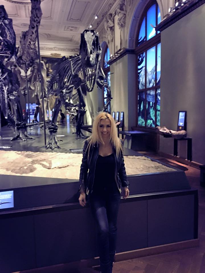 Cantareata s-a pozat alaturi de exponatele muzeului (foto:facebook)