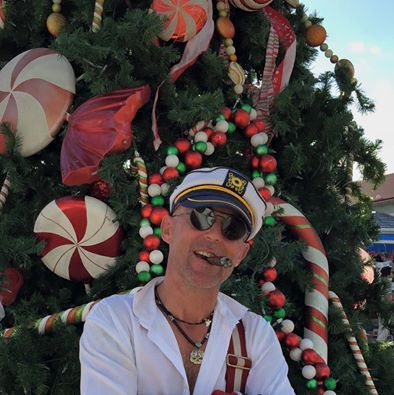 Actorul a inlocuit bradul de Craciun cu... palmieri