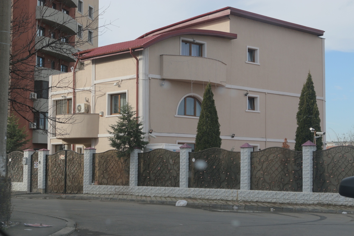 Potrivit surselor noastre Florin Salam s-a mutat in vila sa din sectorul 4