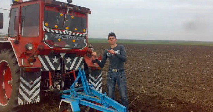 Asa arata tractorul lui Geo Universalu