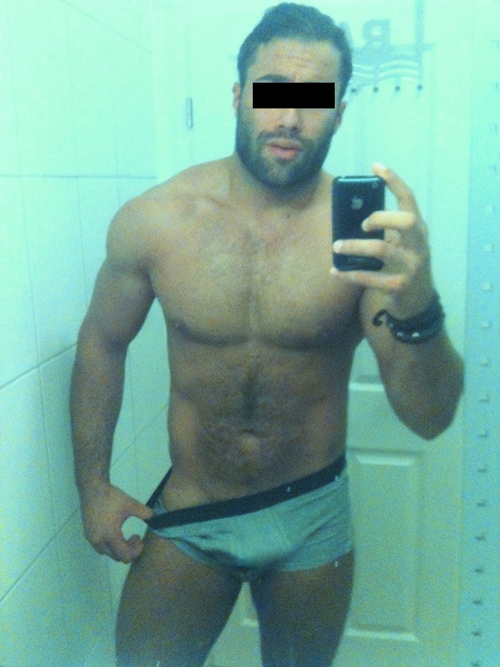 Angajatul a pozat in chiloti