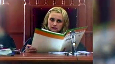 Fosta judecatoare este acum judecata pentru ca ar fi trecut de cealalta parte a legii