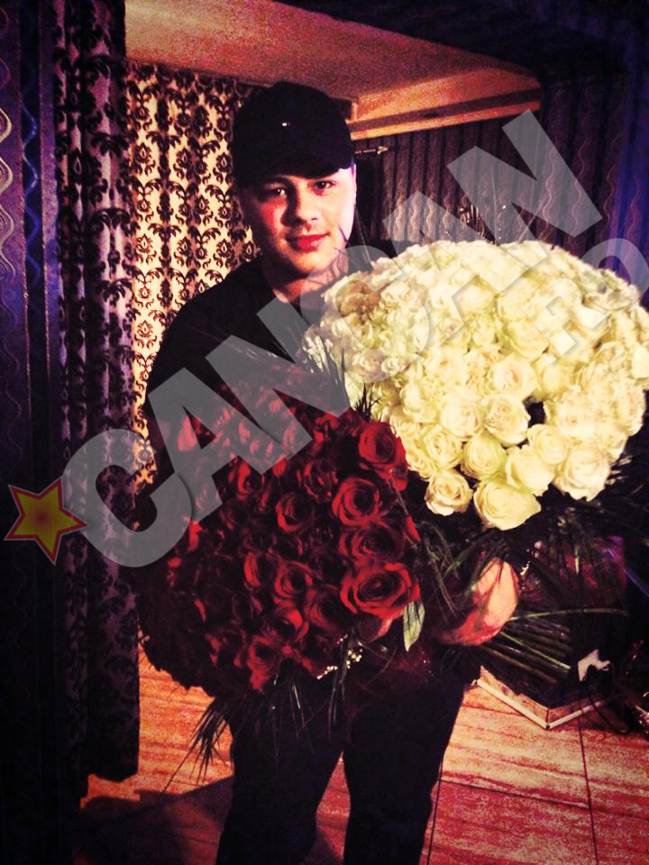 Marco are grija sa ii aduca buchete imense de flori lui Bety