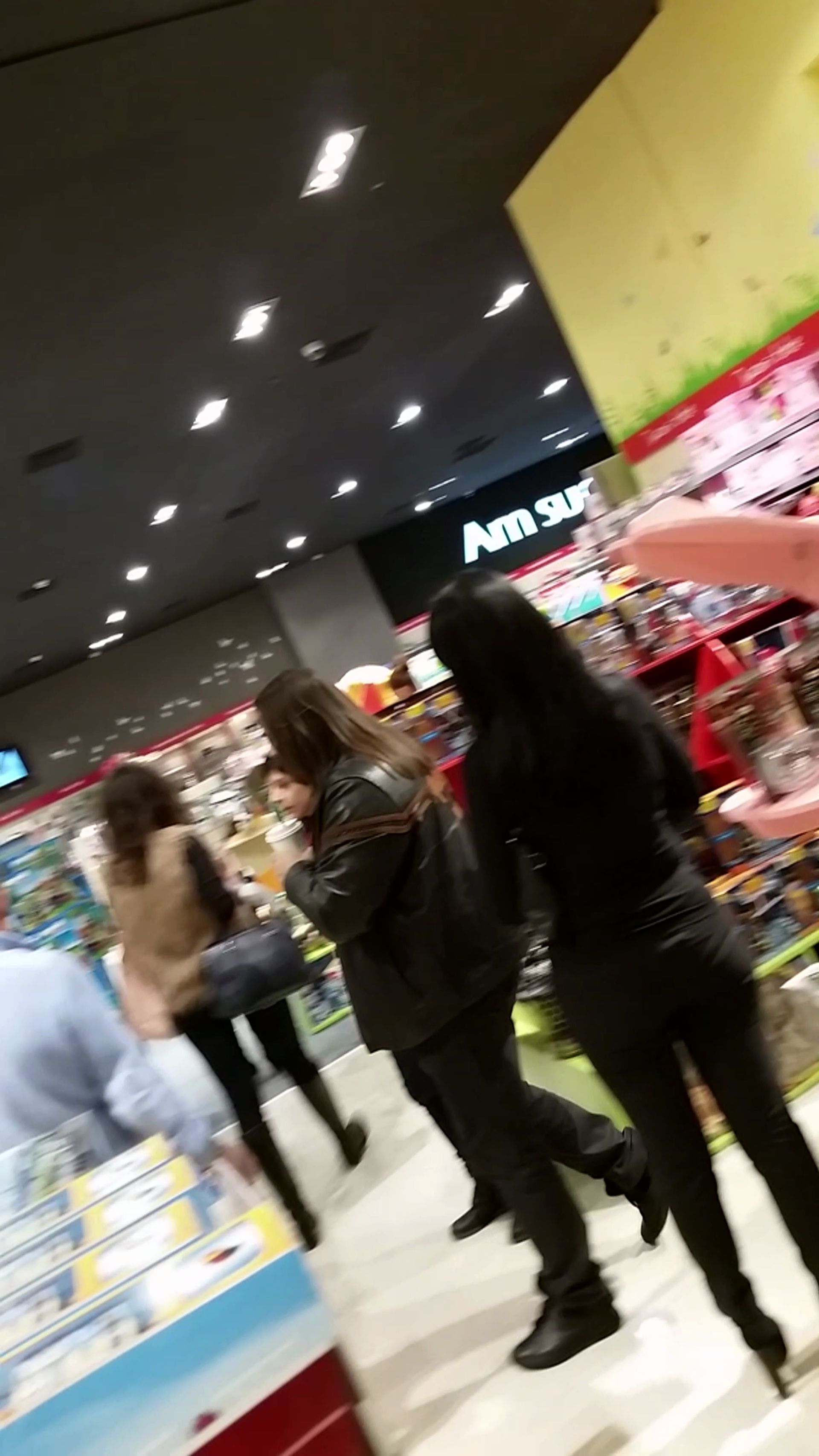 Interpretul este urmat, la un pas, de iubita lui