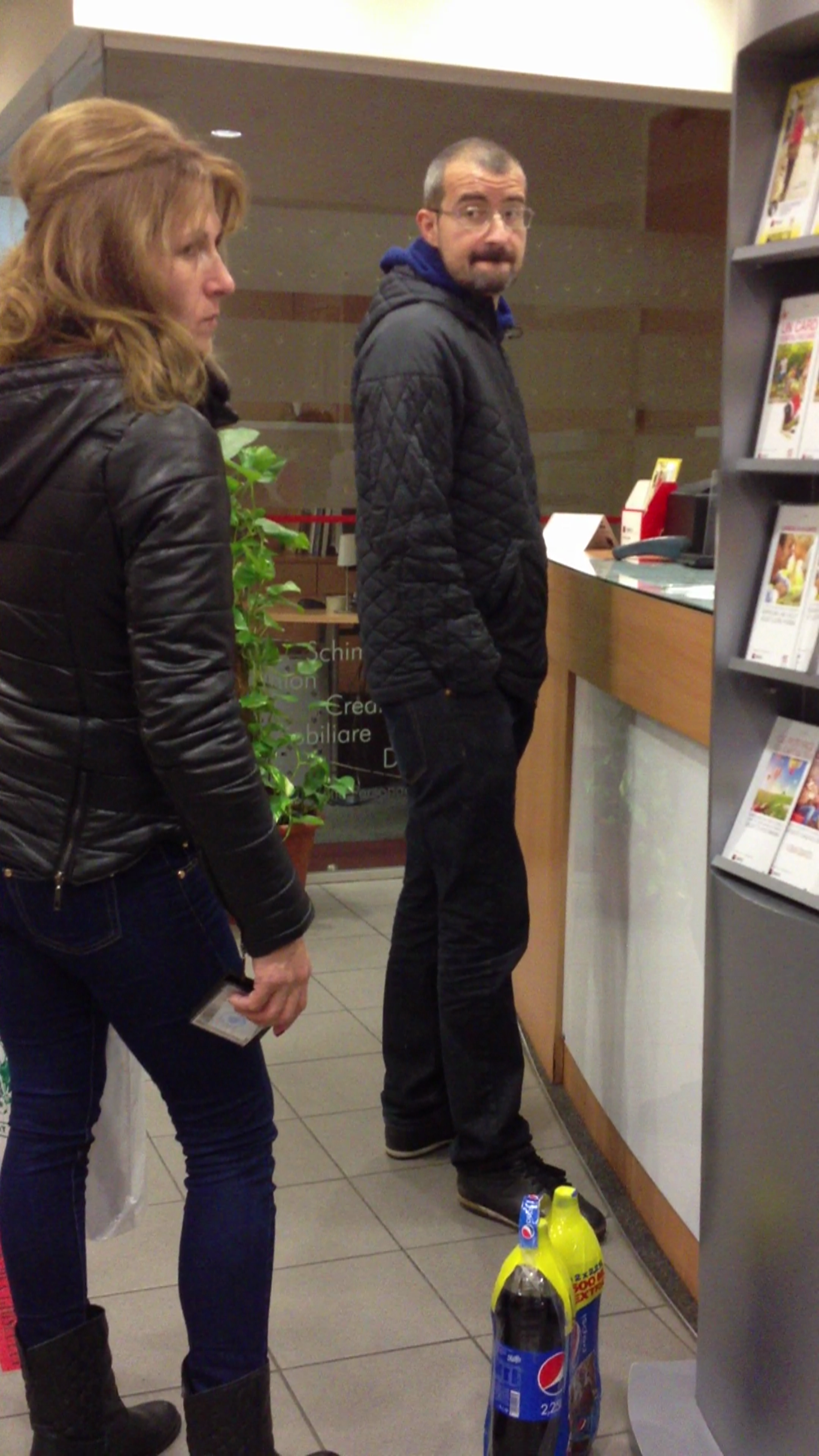 Cat timp a asteptat la ghiseu, Miki s-a oprit cu privirea si la domnisoara din spatele lui