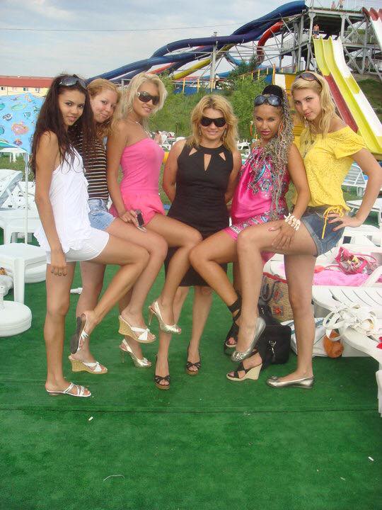 Beyonce (in stanga) pe vrema in care nu prea avea forme