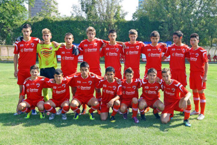 Nedelcearu ( primul din stanga randul de sus) este international de juniori al Romaniei