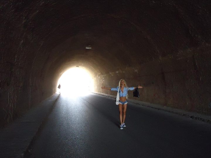 Eva Kent s-a pozat in mijlocul drumului