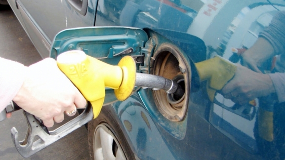 Benzina s-a ieftinit cu cativa bani