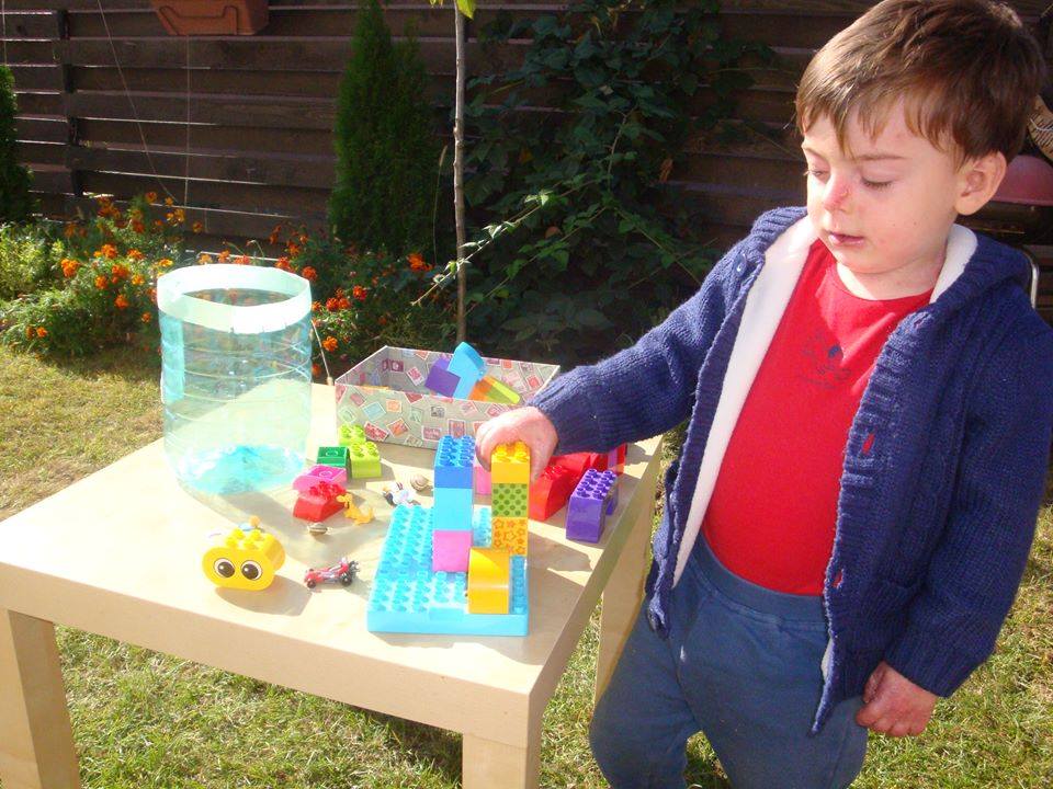 Desi are dureri insuportabile, Emi este un copil vesel si plin de viata