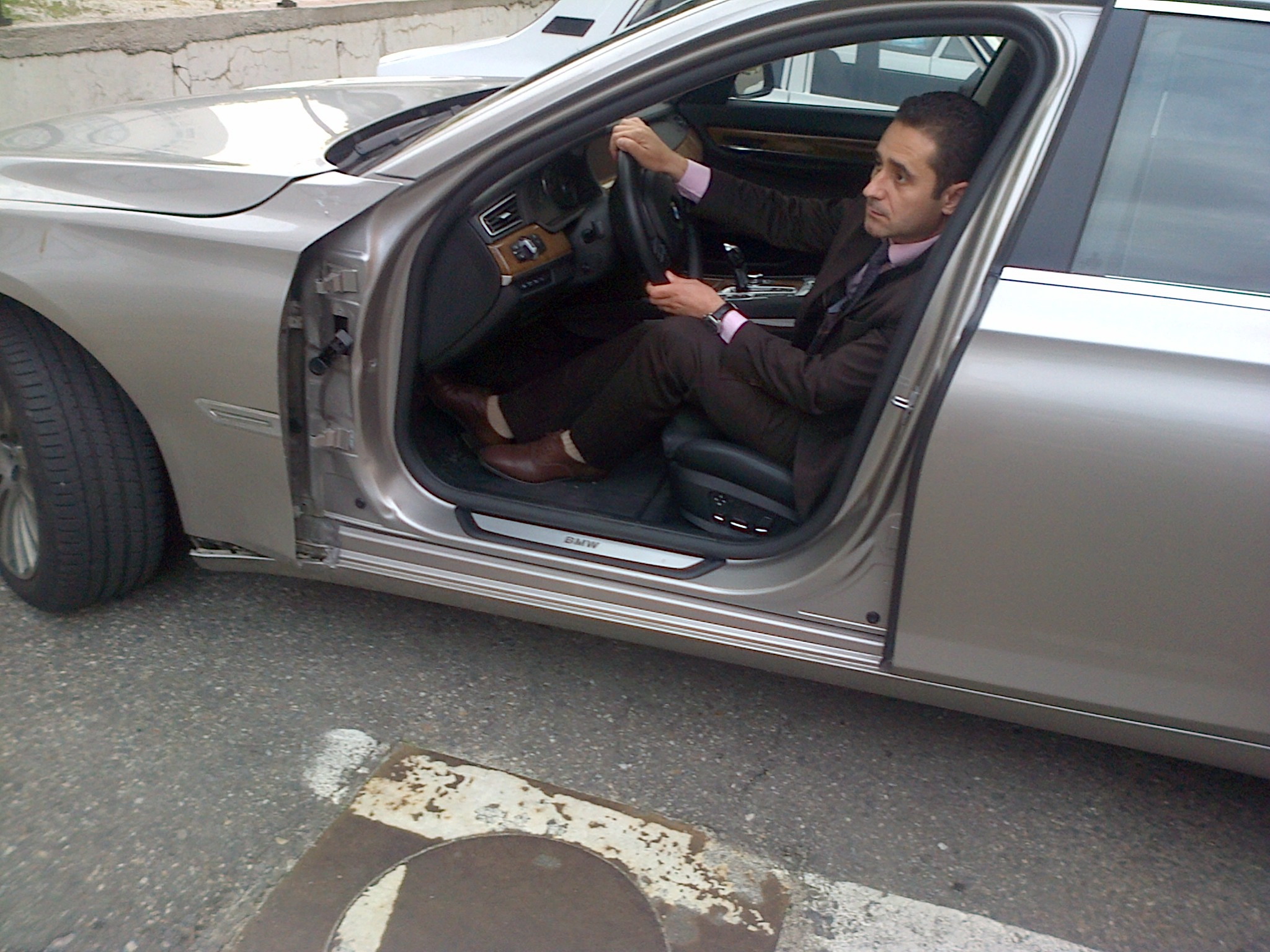 Actorul a ramas zilele trecute fara portiera de la masina pe care o conducea