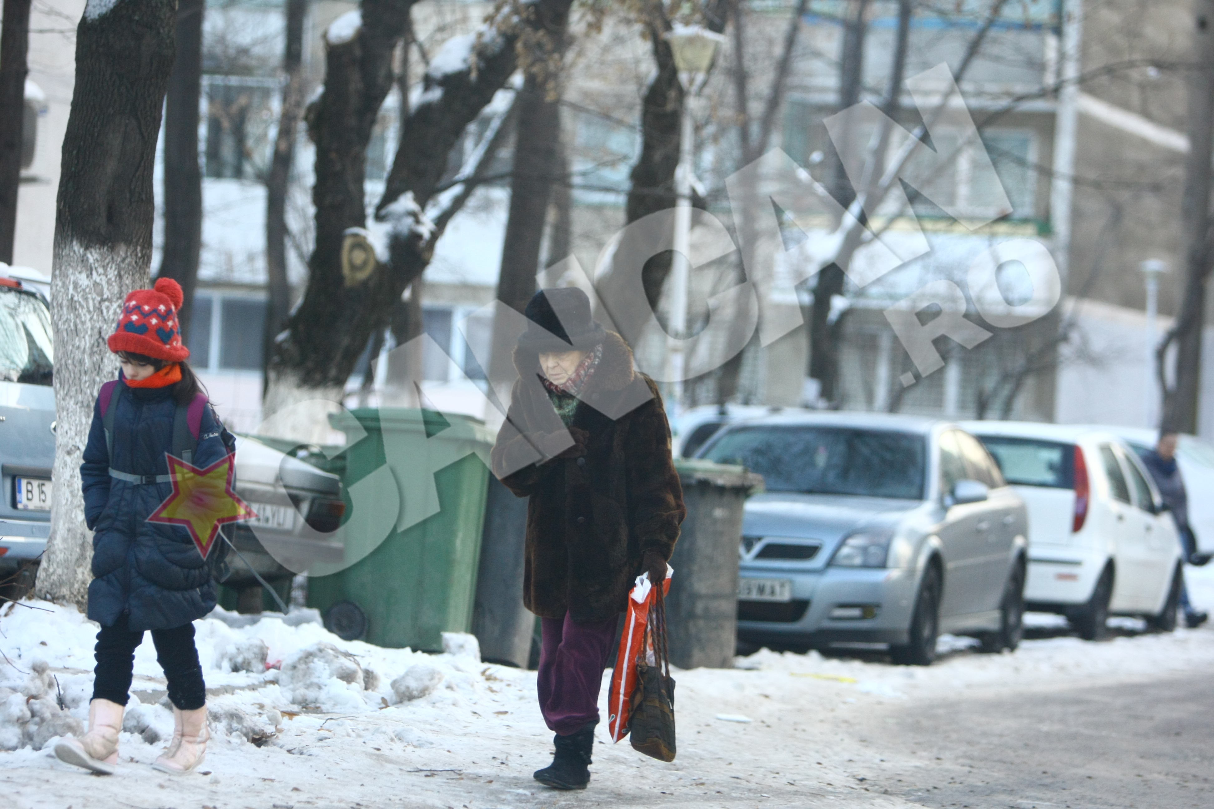 Cele doua s-au imbracat bine sa faca fata frigului patrunzator