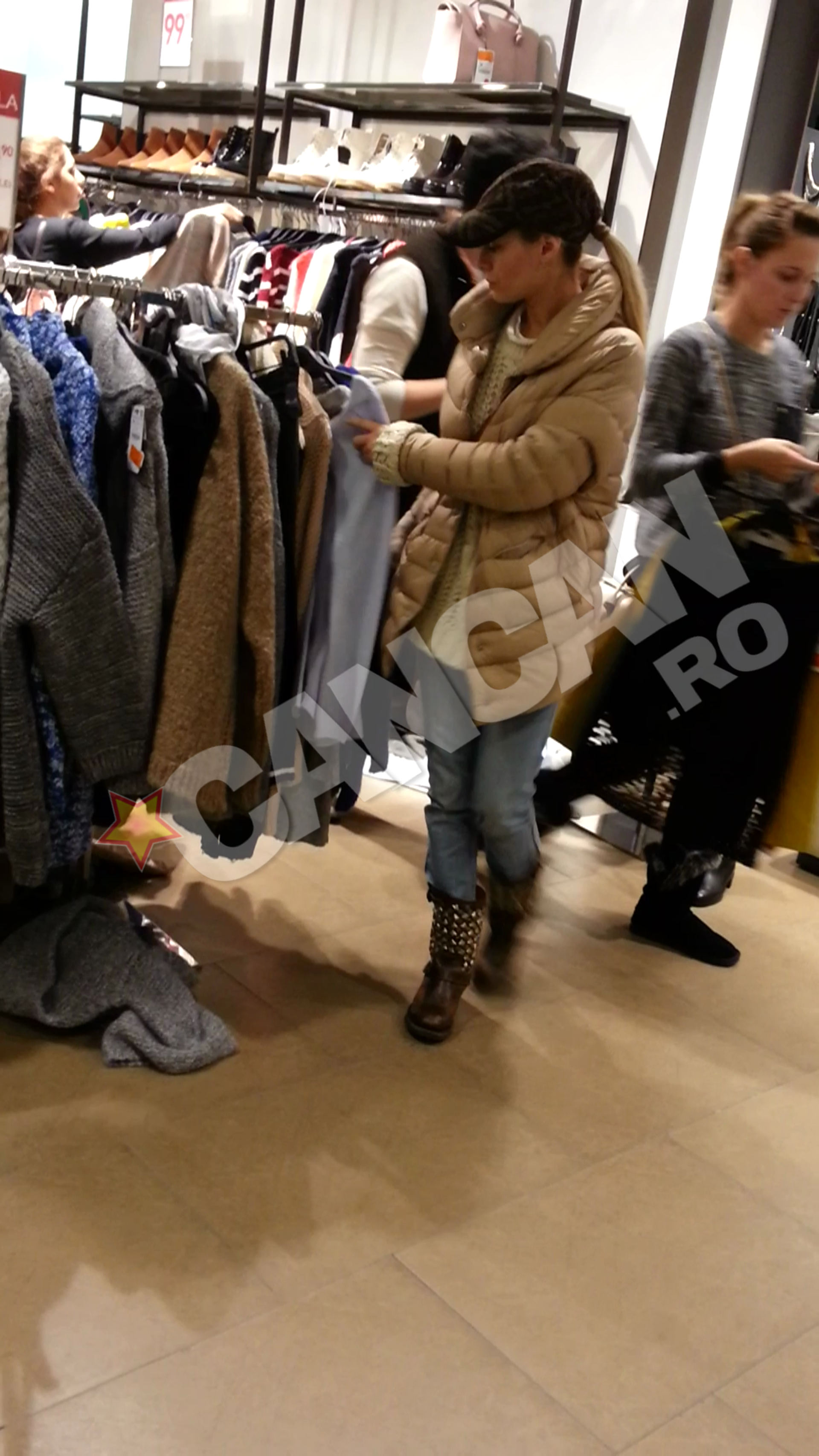 Laura Cosoi a fost interesata de textile