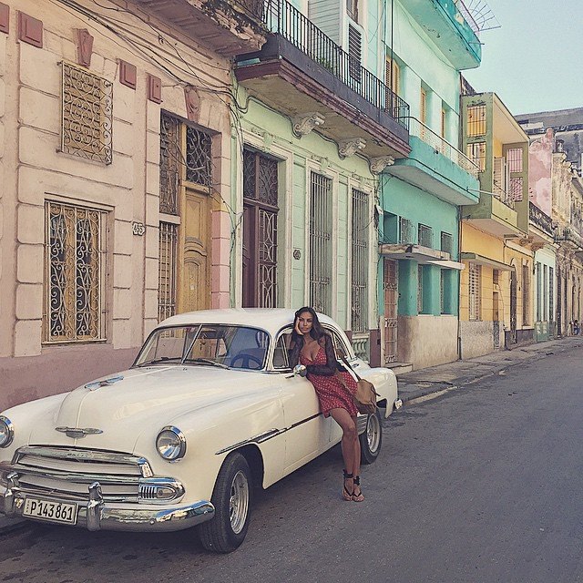 Madalina Ghenea a iesit pe strada cu un decolteu generos