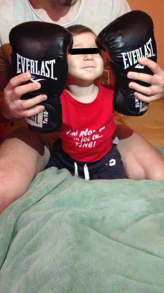 Erik a implinit deja opt luni, insa nu isi va cunoaste niciodata tatal