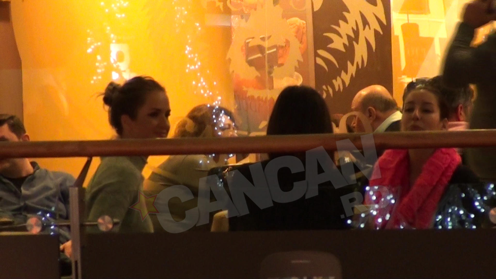 Un zambet ii lumineaza fata