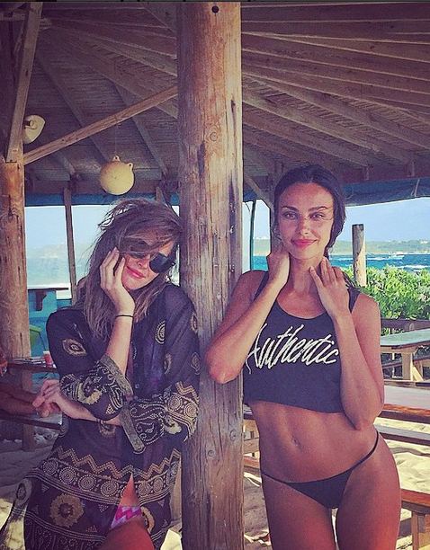 Madalina Ghenea (dreapta) a pus pe jar inimile multor barbati