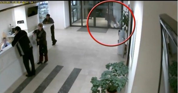 Femeia a abandonat copilul pe hol