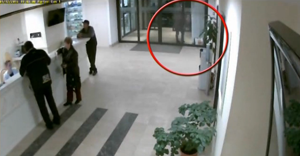 Femeia a abandonat copilul pe hol