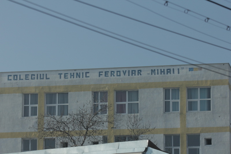 Acesta este fostul Liceu nr.12 din Giulesti, locul unde exista unul dintre caminele arabilor