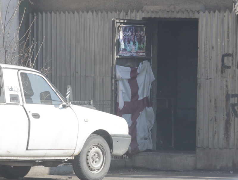 Garajul la care lucreaza unul dintre martorii incidentului. pe usa sunt steaguurile Rapidului, echipa cartierului