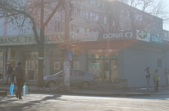 Aici se afla cofetaria in fta careia se strangeau golanii din cartier. Acum este o banca