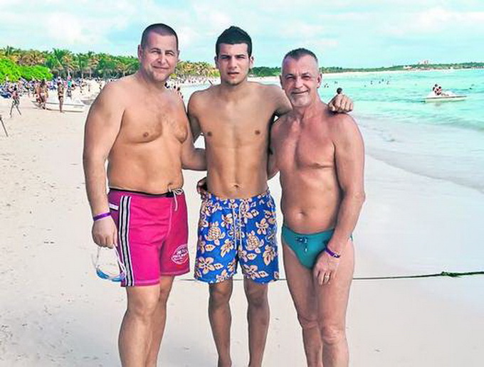 Tucudean (in centru) cu bunicul (dreapta) si tatal (stanga) intr-o vacanta exotica