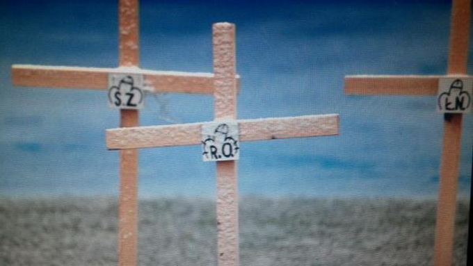 Fanii au pus crucile pe gazon